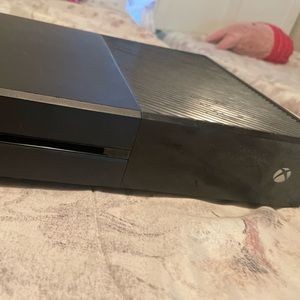 Xbox 1 for sell nothing wrong with it I just done play video games nomore